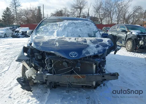 2014 Toyota Sienna Le V6 8 Passenger z USA, uszkodzony, nr VIN 5TDKK3DC2ES470219